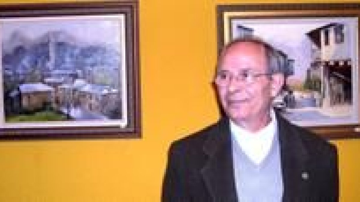 Berruguete posa junto a dos de los cuadros que se exhiben en el Nuevo Recreo Industrial