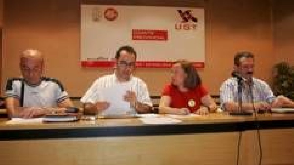 El Comité de empresa de antibióticos durante una reunión en la sede de UGT