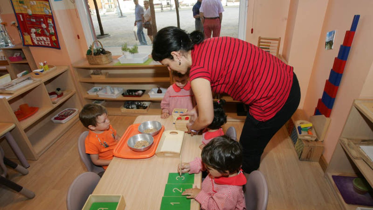 El educador (denominado montessori) observa a los niños mientras utilizan los materiales que han elegido para trabajar.