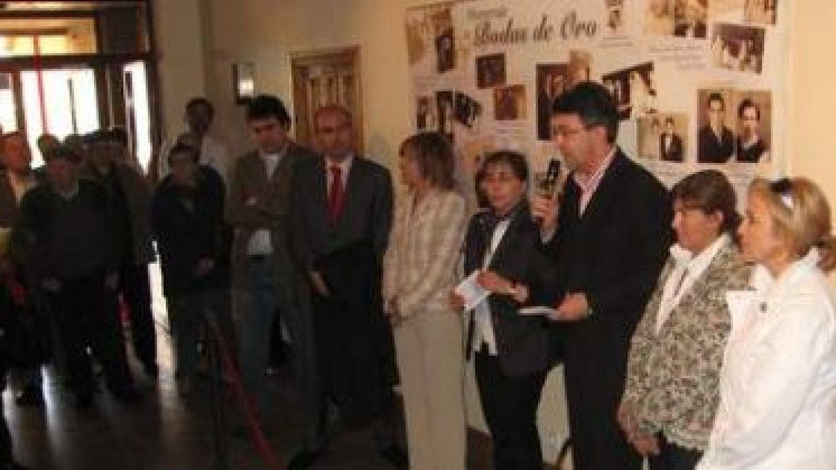 El alcalde, junto a otros representantes municipales y público, durante la presentación de los actos