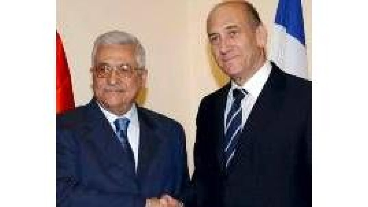 Abás y Olmert se saludan al inicio de la tercera reunión oficial