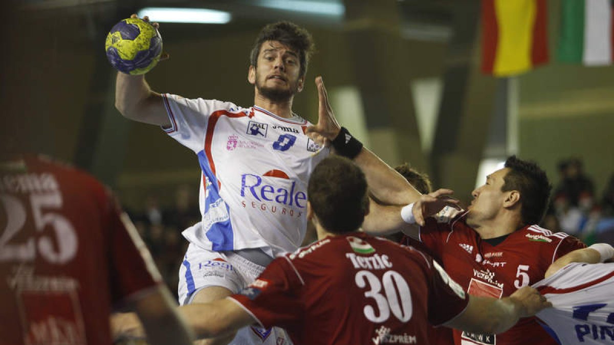 Raúl Nantes intenta superar la defensa del Veszprém húngaro durante un partido de Liga de Campeones la pasada campaña.