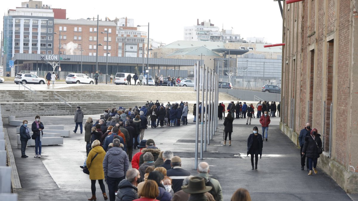 colas en el palacio de exposiciones