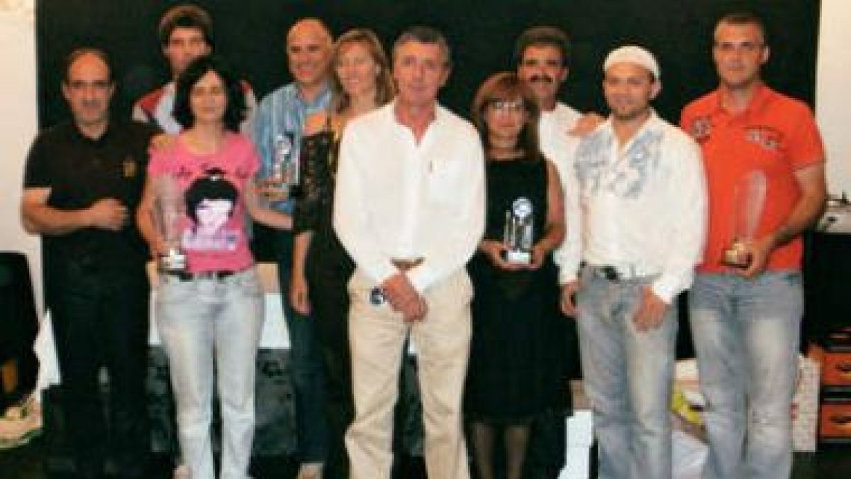 Los campeones y subcampeones posan con sus trofeos en la tradicional foto de familia.