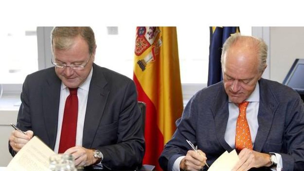 El alcalde de León, Antonio Silvan, y el presidente de Adif, Gonzalo Ferré, firman el acuerdo de colaboración para la instalación del stand del Ayuntamiento de León para la promoción turística de la ciudad en la estación de trenes de Chamartin