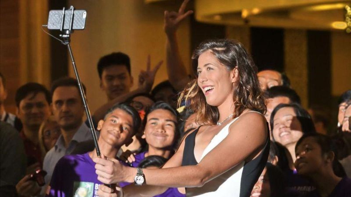 Garbiñe Muguruza se hace un selfi durante el sorteo del cuadro del Masters femenino, en Singapur.