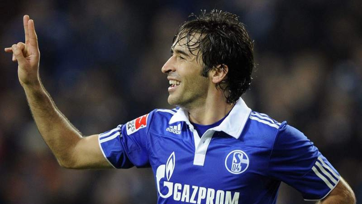 Raúl celebra tras marcar con el Schalke el 3-1 al Ausgsburgo durante el partido de la Bundesliga.