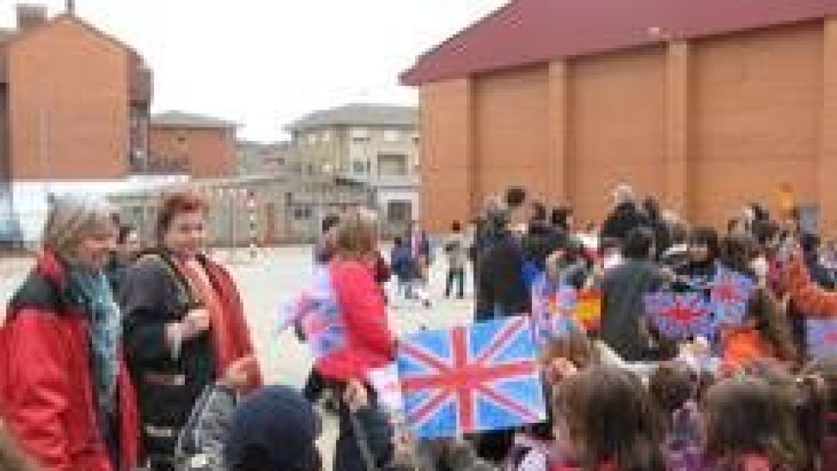 Los niños recibieron a los titulados europeos con banderas del país