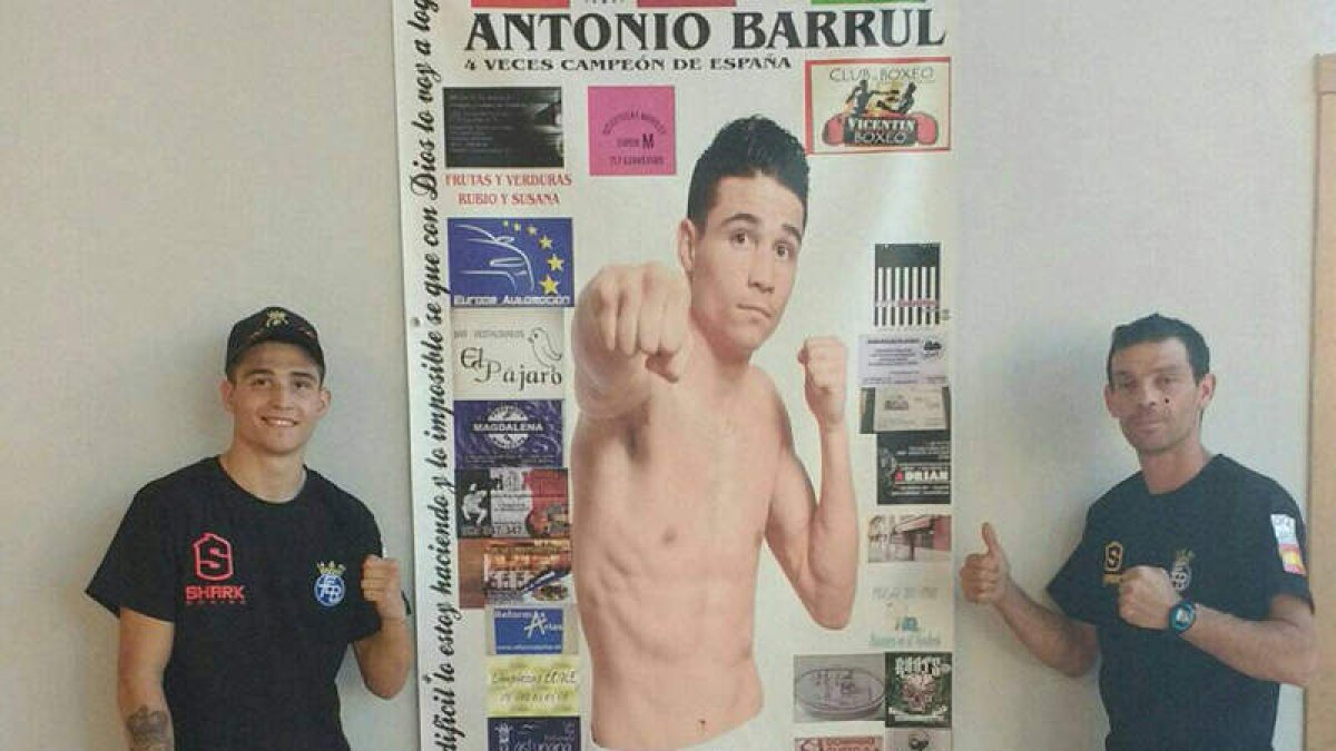 Antonio Barrul, cuatro veces campeón de España e internacional en categoría Joven, junto a su padre y entrenador, Vicente. DL