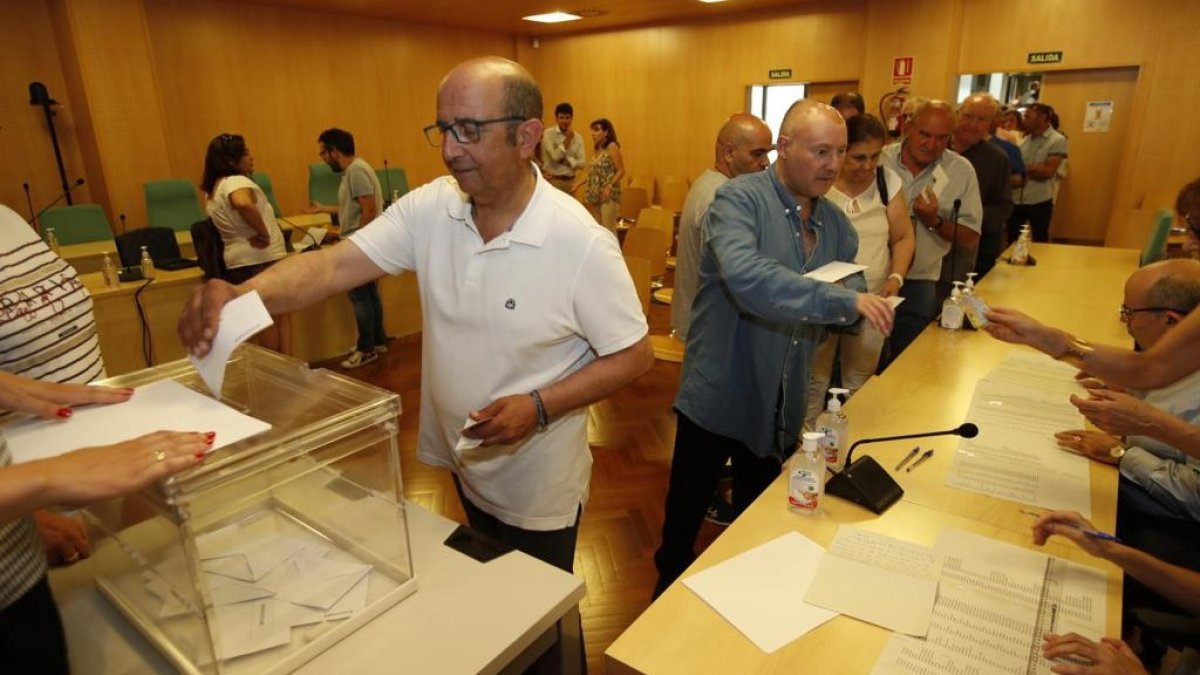Francisco Castañón, durante la votación del PP. RAMIRO