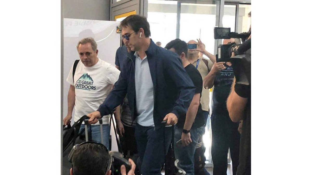 Lopetegui, fotografiado ayer en el aeropuerto de Krasnodar antes de volar hacia Madrid. EFE