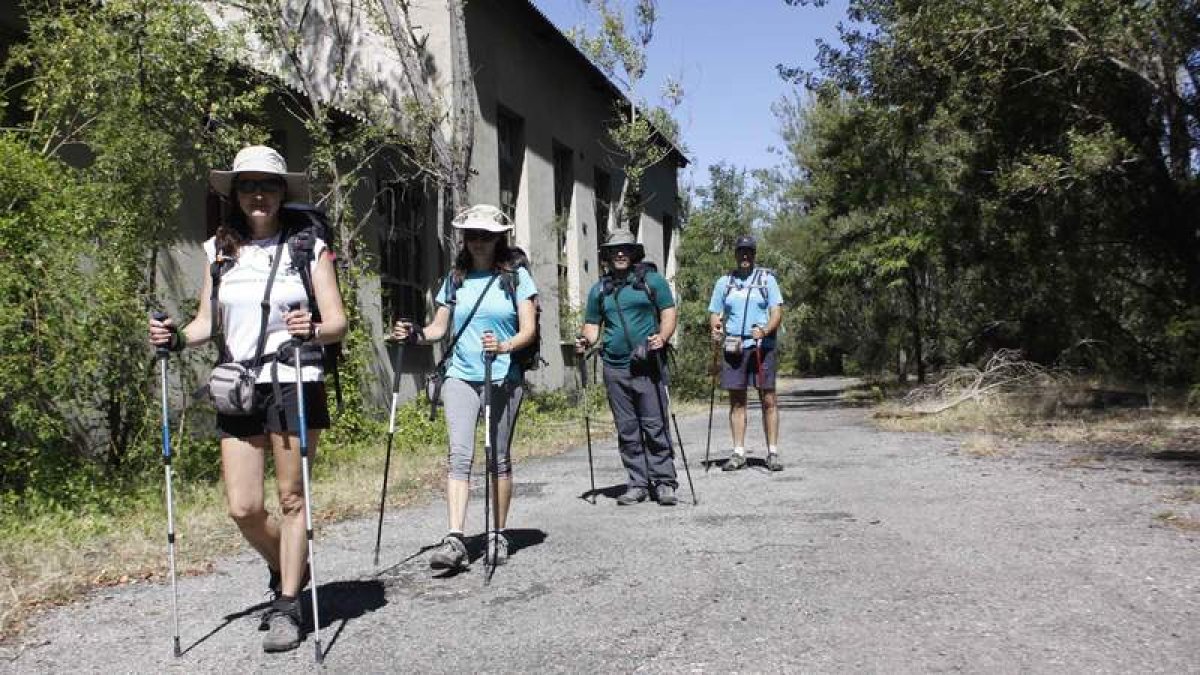Un grupo de peregrinos de distintos puntos de España transita por la ruinas de la zona minera de Vegamediana.