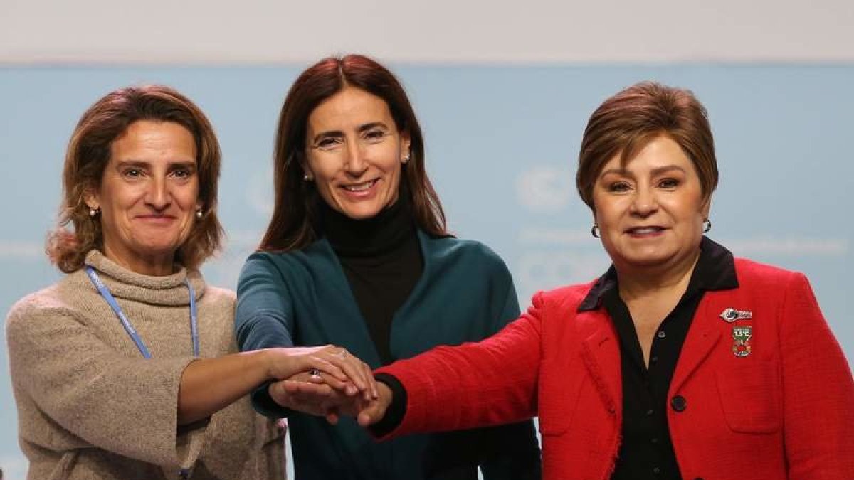 Teresa Ribera (i), Carolina Schmidt (c) y Patricia Espinosa sellan la entrega de la sede. javier lizón