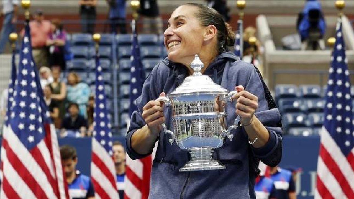 Flavia Pennetta, exultante con el trofeo del Abierto de EEUU.