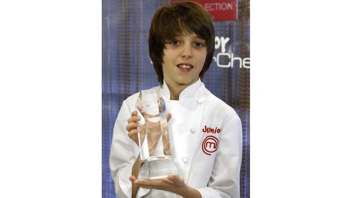 Manuel, con el trofeo que lo acredita como ganador. CAMPOS