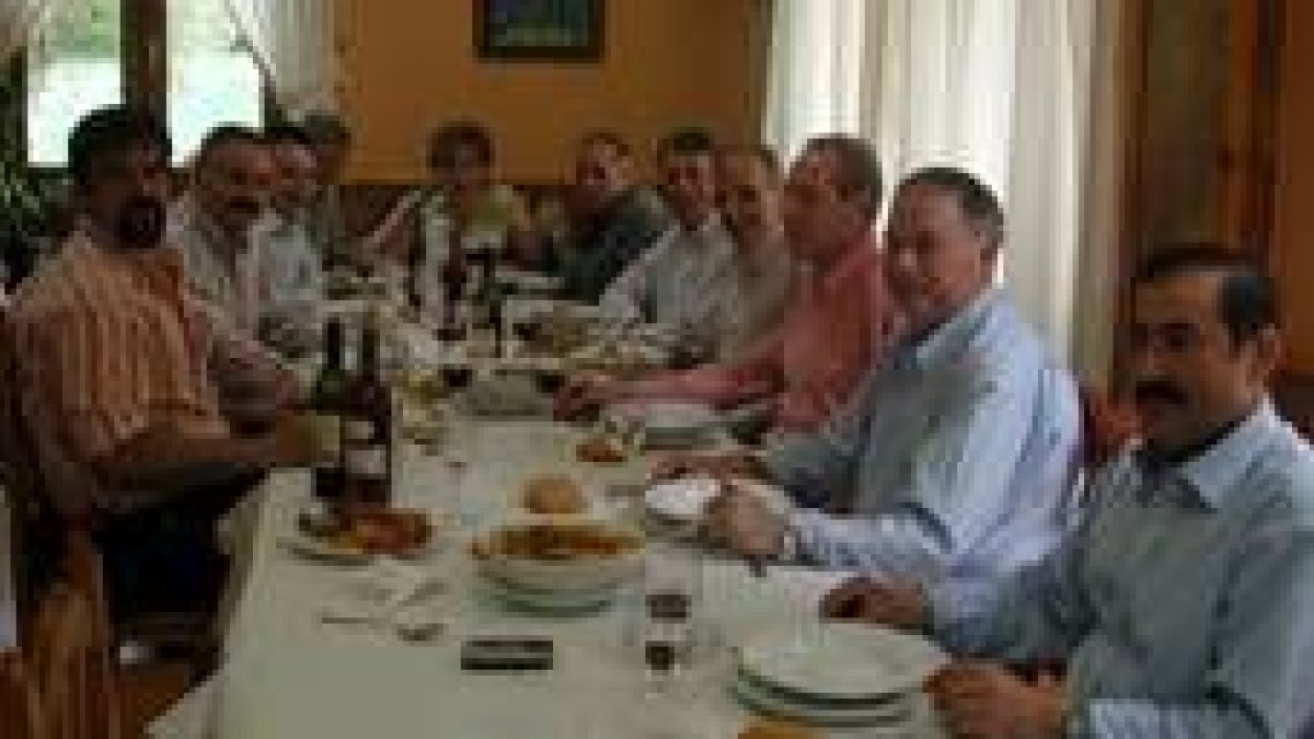 Álvarez, quinto por la derecha, junto al alcalde y otros regidores y cargos socialistas