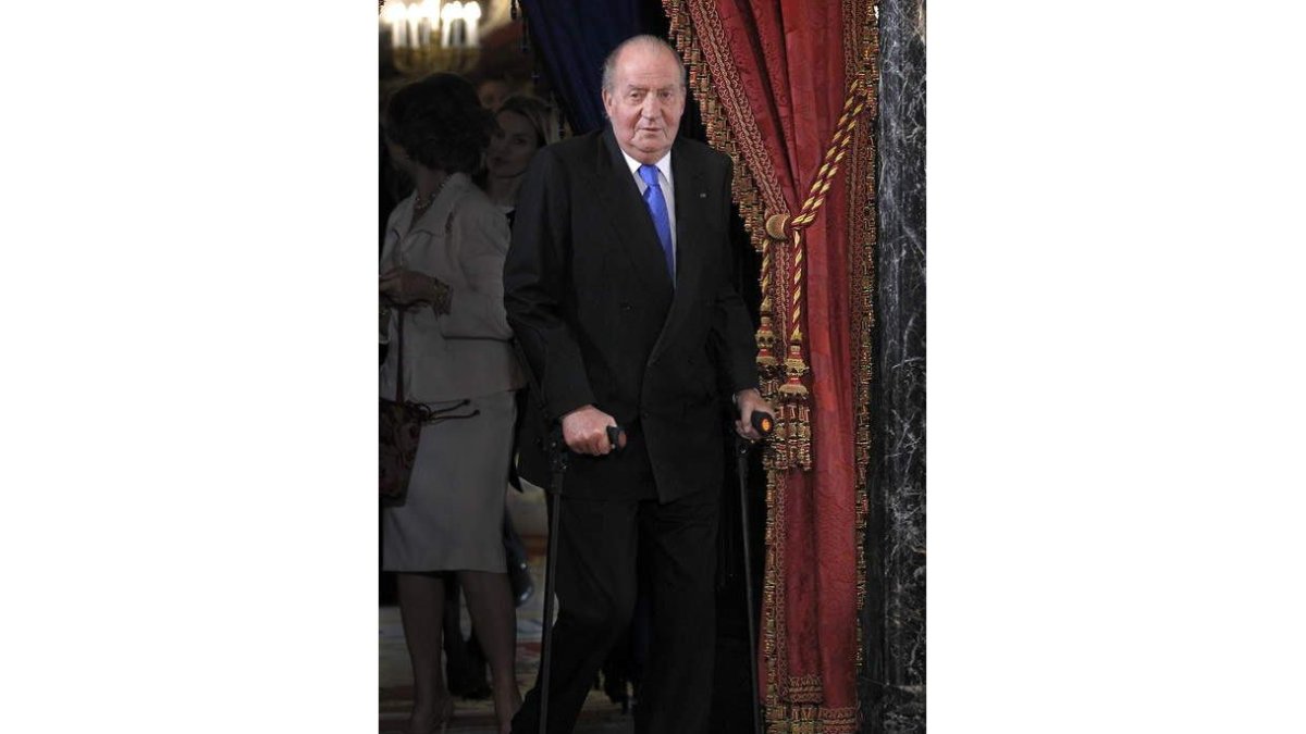 El rey entra en la sala de audiencias del Palacio Real.