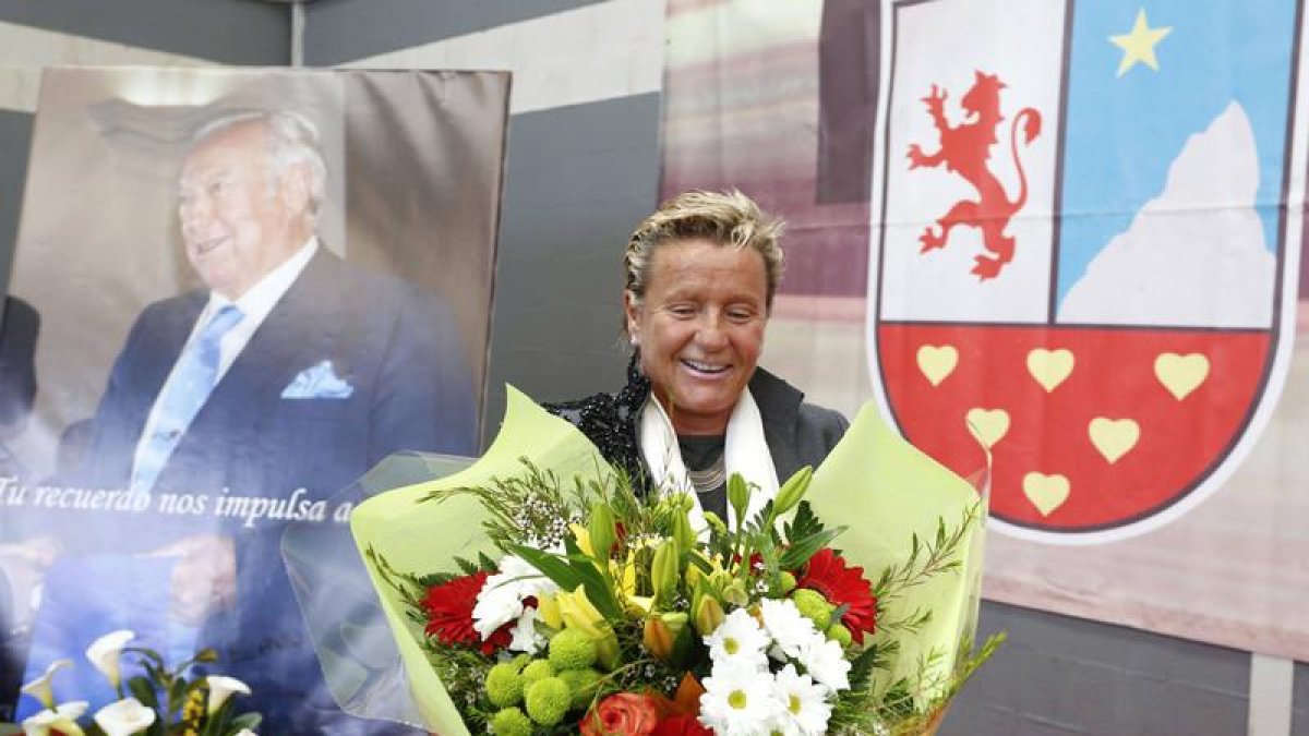 María José Álvarez, asiste al homenaje que  el Colegio Peñacorada de León ofrece a su padre recientemente fallecido, David Álvarez