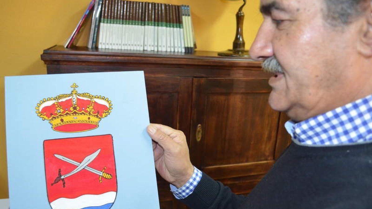 El alcalde muestra el escudo de Matanza de los Oteros. MEDINA