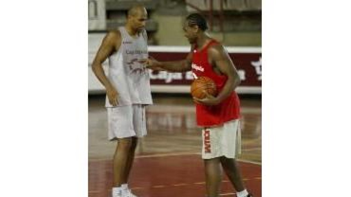 León deberá apurar más a Tchiloemba y Evans, tras fallar John Williams