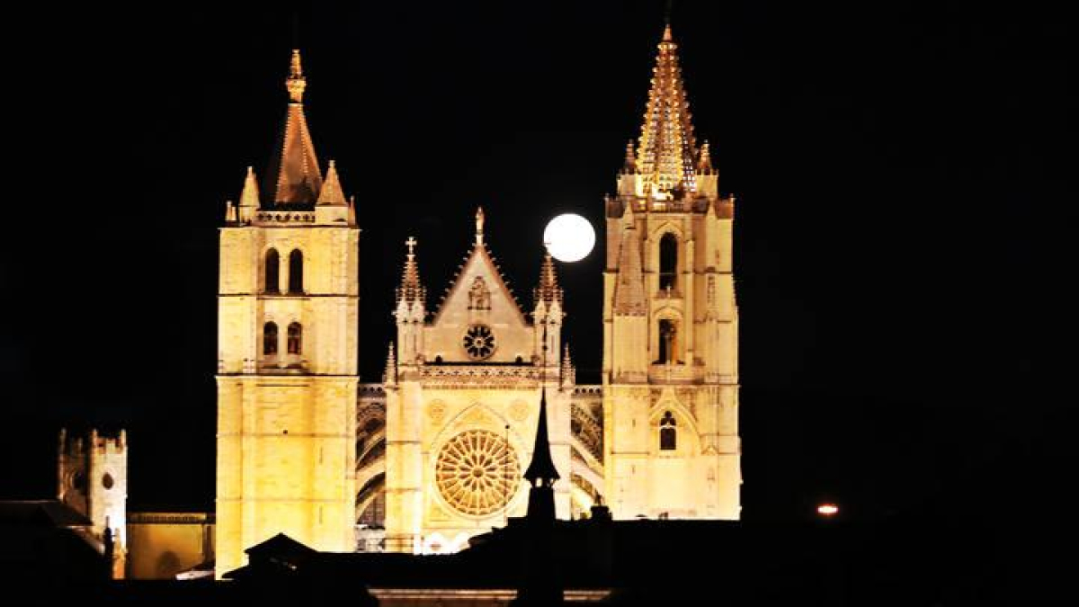 La Catedral de León iluminada por la luna.