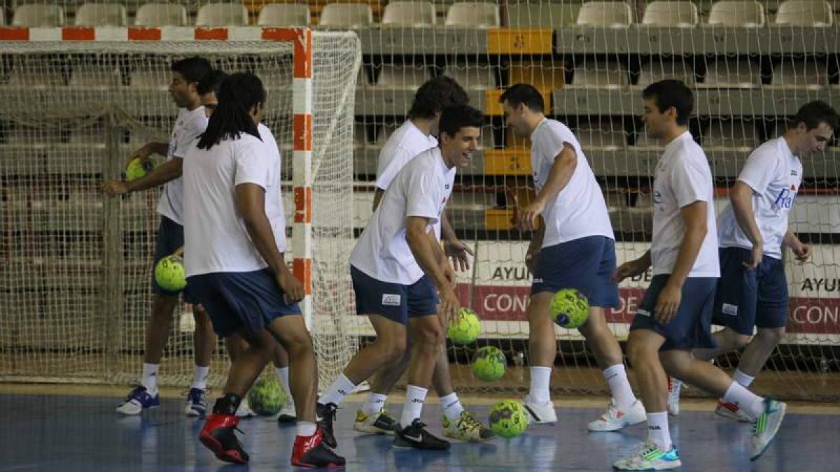 La plantilla del Ademar ejecuta los entrenamientos previos a los primeros amistosos.