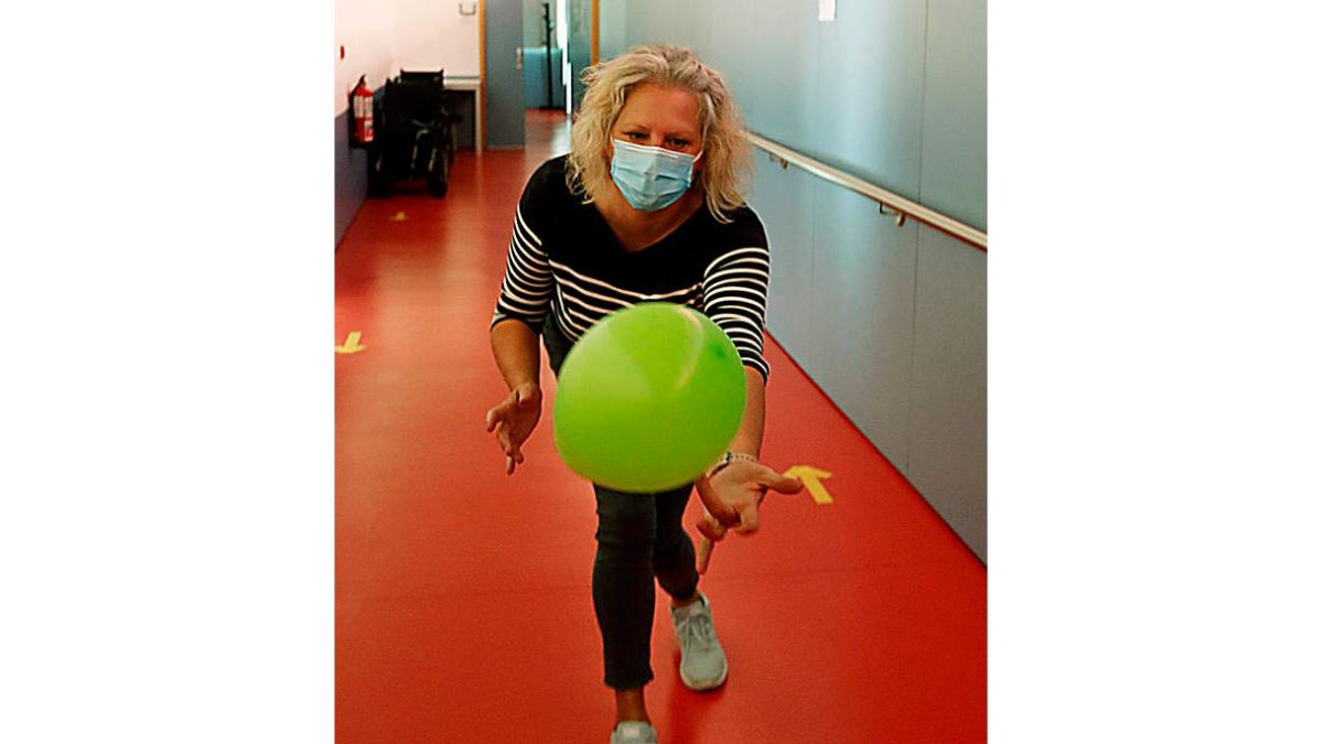 Rehabilitación con un globo. MARCIANO PÉREZ