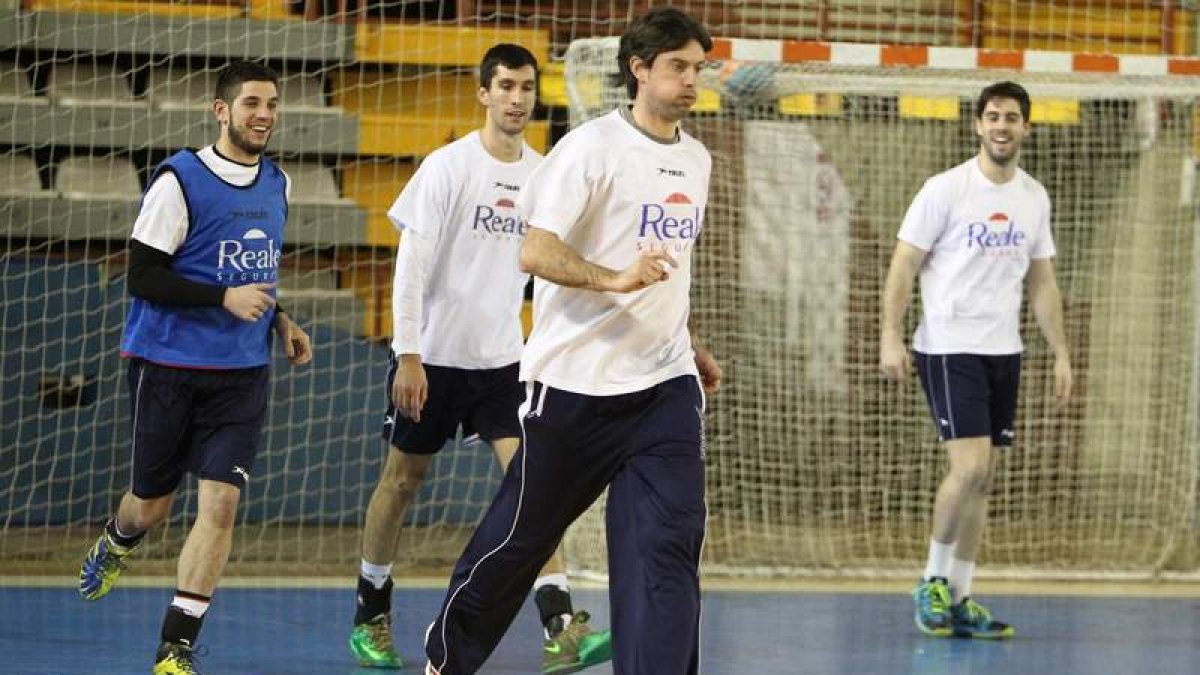 Jorge García Vega, en primer plano, junto a Richi, Dacevic y Juan Castro.
