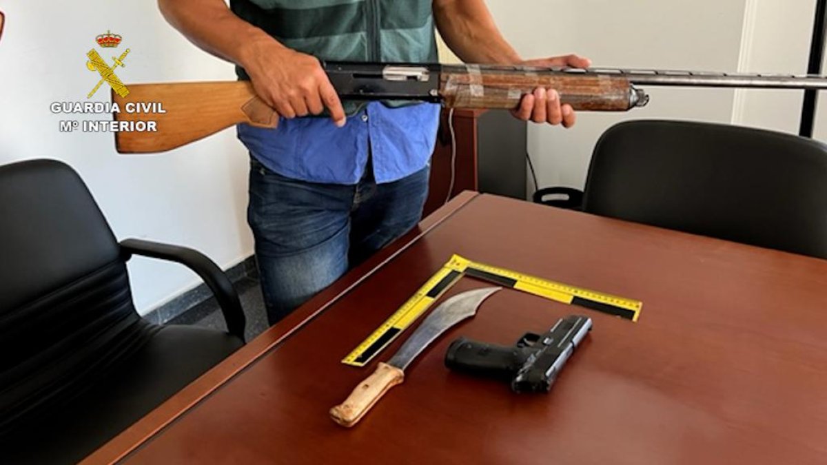 Material intervenido por la Guardia Civil durante la operación Trisejlo.