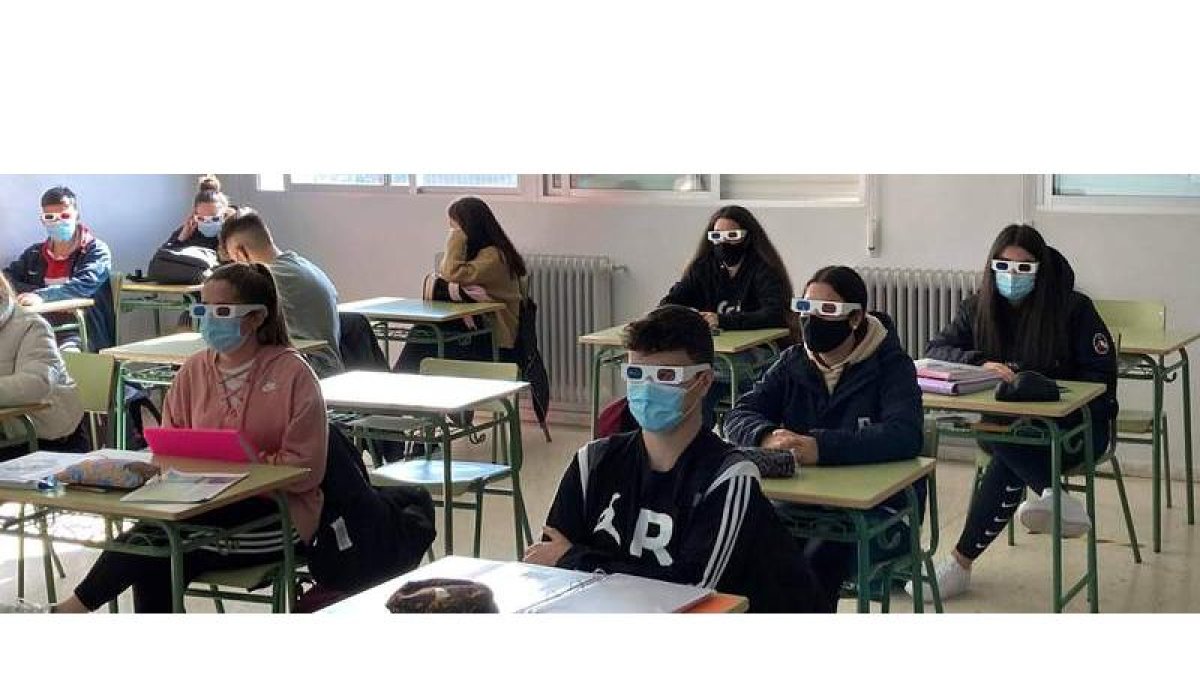 Un grupo de jóvenes en una de las actividades realizadas en esta edición por la Universidad de León con los institutos. DL