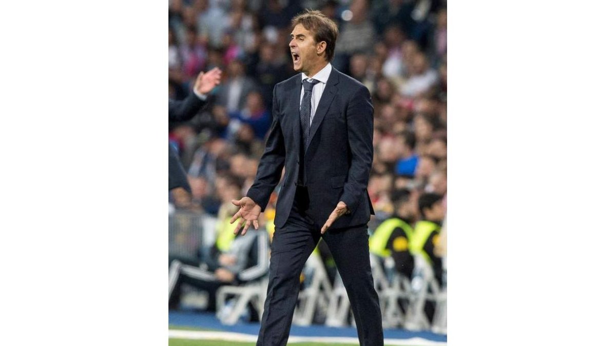 El entrenador del Real Madrid, Julen Lopetegui, se desgañita ante el Viktoria Plzen. RODRIGO JIMÉNEZ