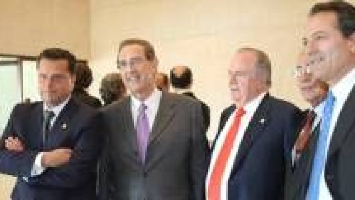 Amilivia posa con responsables de otras instituciones de la comunidad