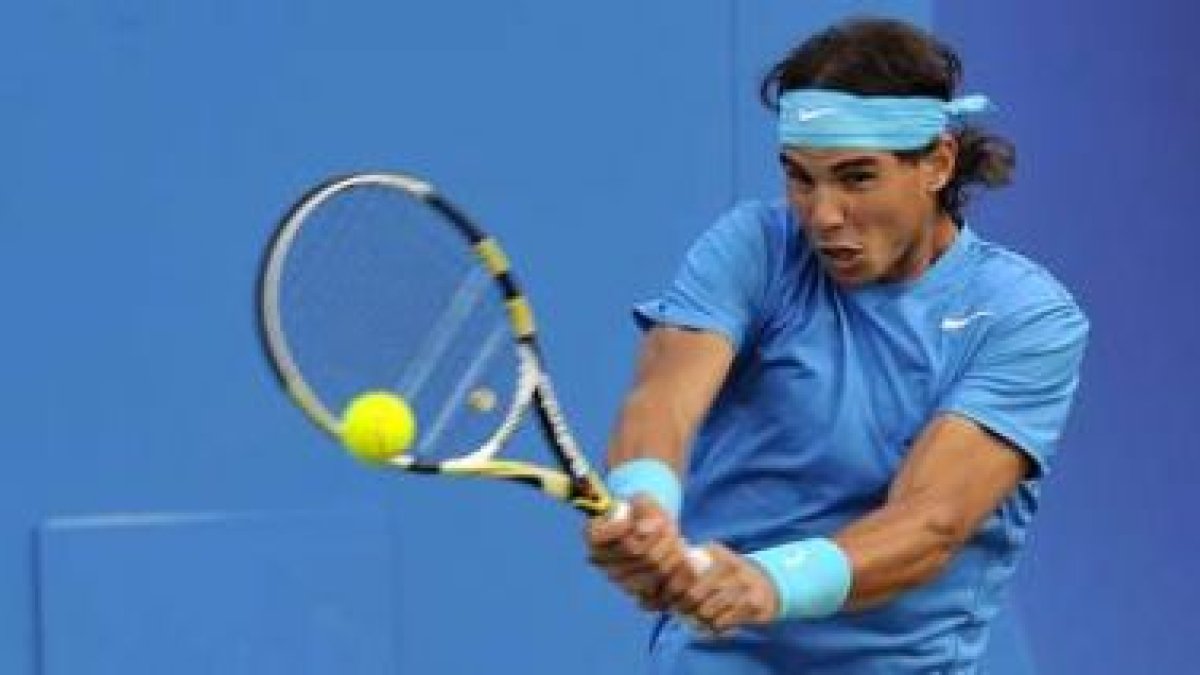Rafa Nadal devuelve una bola en su partido ante el australiano Matthew Ebden.