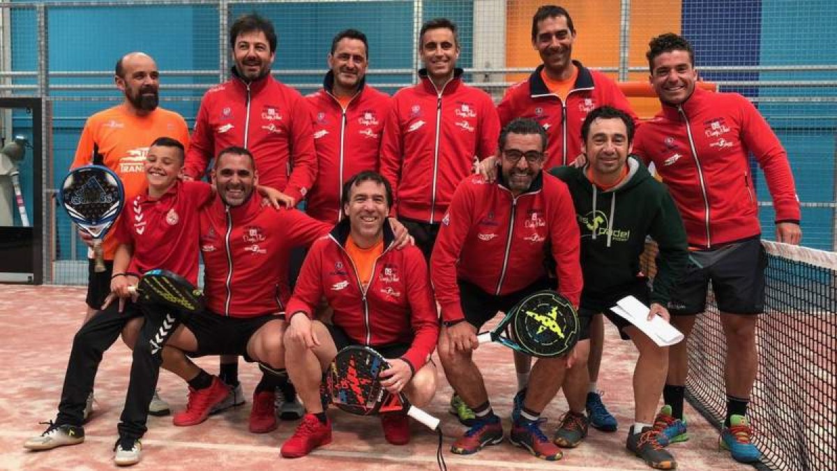 Foto de familia del equipo leonés Tenis 5 Pádel Transleyca. DL