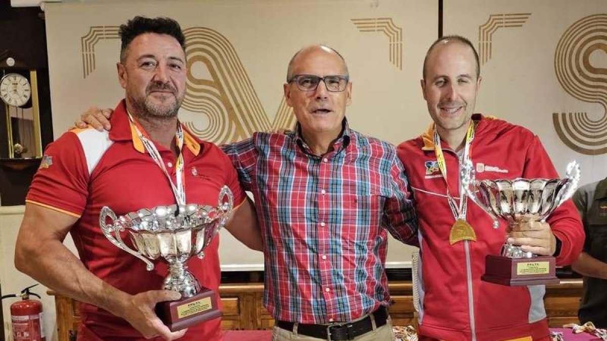 Juan Miguel Barrientos y Diego Rancho con sus trofeos de campeones. DL