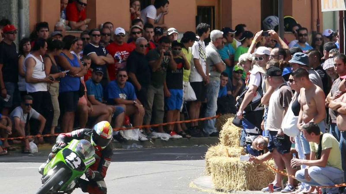Álex Martínez desarrolló una espléndida carrera en 125 e hizo vibrar a la entregada afición que acudió en masa a la 53 edición del Gran Premio de Velocidad Ciudad de la Bañeza.