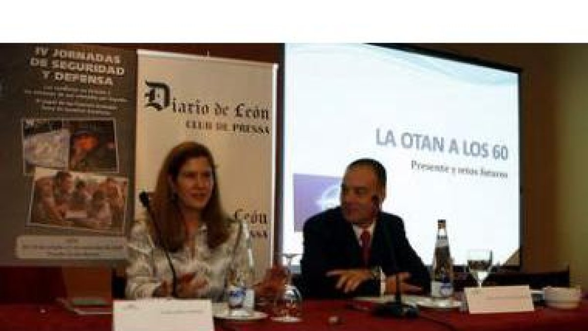 Margarita Torres, y el teniente coronel Mario Laborie, ayer en el Parador de San Marcos.