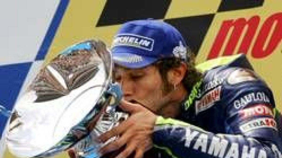 Valentino Rossi besa el trofeo logrado en el circuito de Montmeló