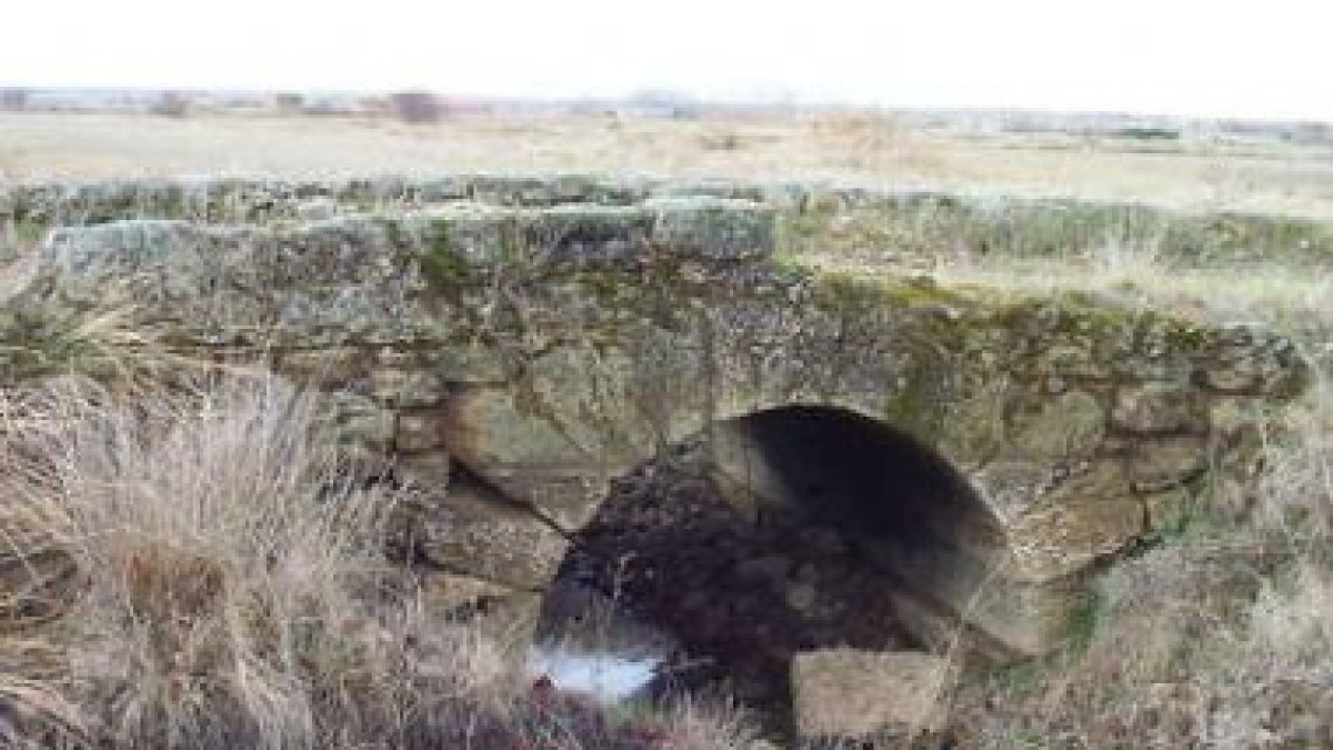 Uno de los arcos-puente de este tramo de calzada.