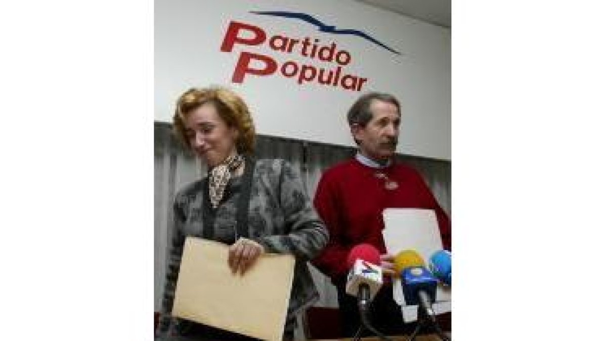 Fátima López Placer, junto a Ángel Escuredo, en una rueda de prensa
