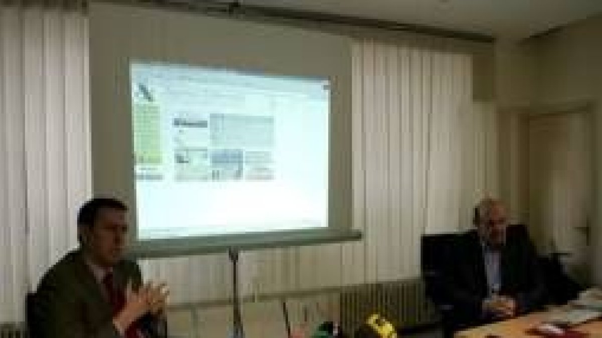 Javier Estrada y Valentín Vaquero, durante la explicación a los medios informativos