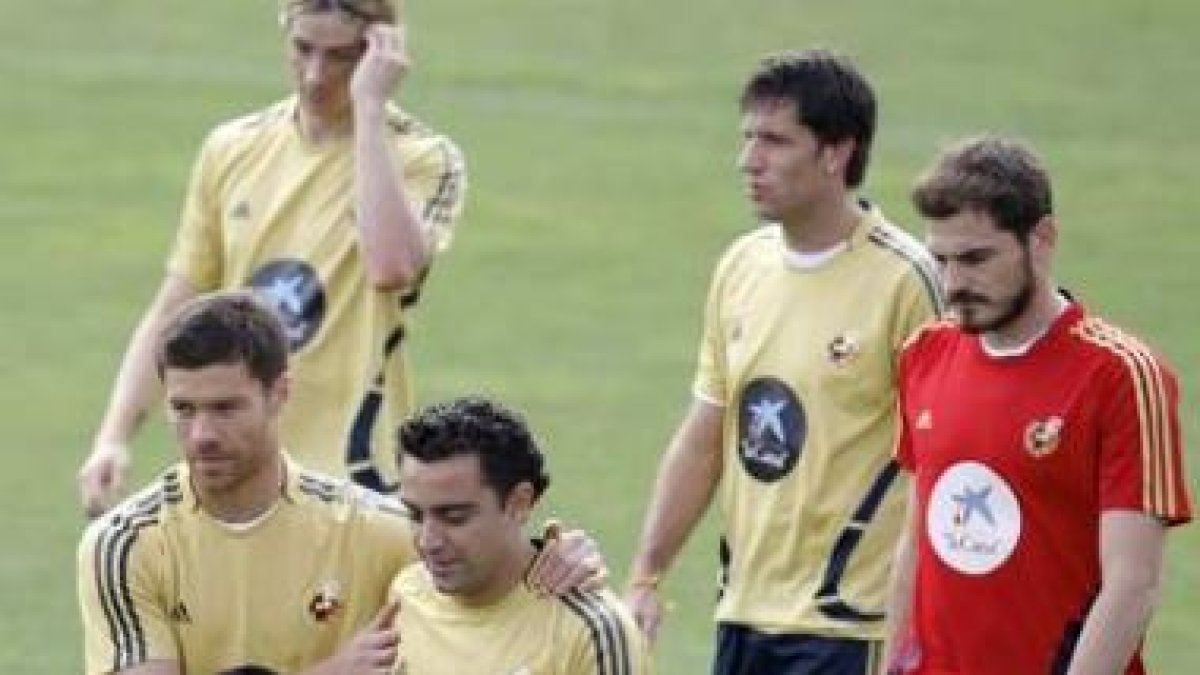Varios jugadores de la selección durante la sesión de entrenamiento en Las Rozas.