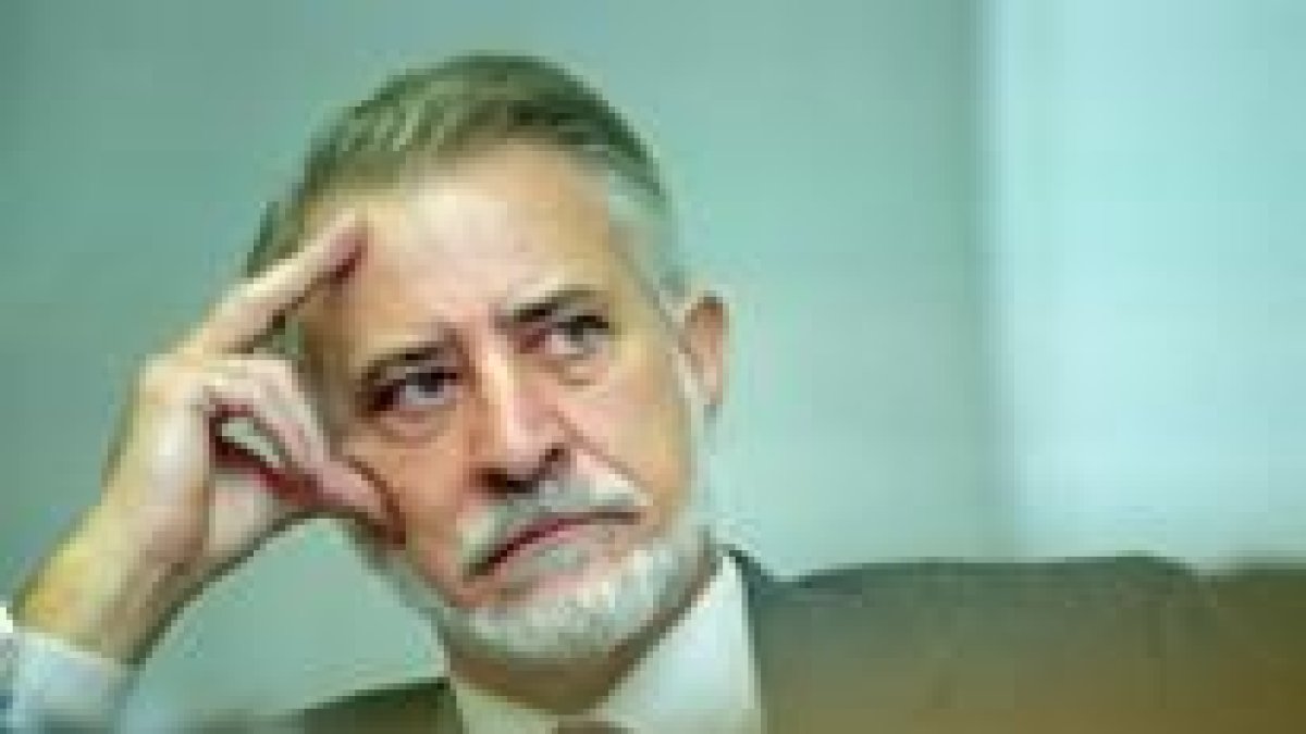 El escritor leonés José María Merino organiza uno de los cursos de verano de El Escorial