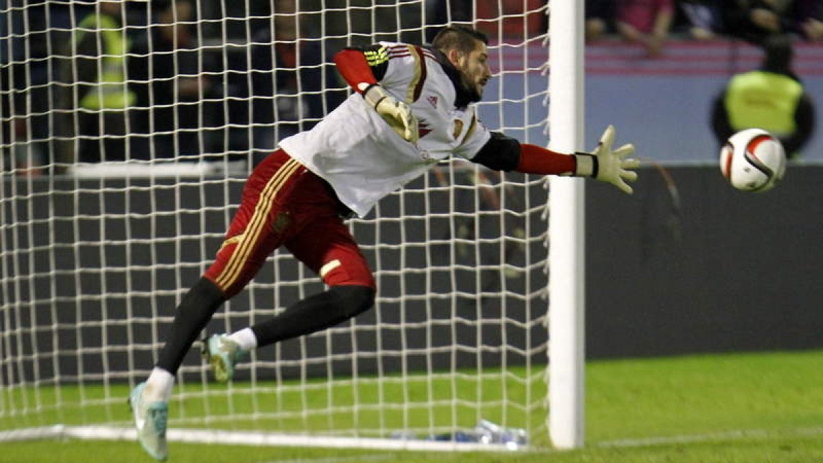 Kiko Casilla durante el entrenamiento previo al partido efectuado en el estadio de Balaídos.