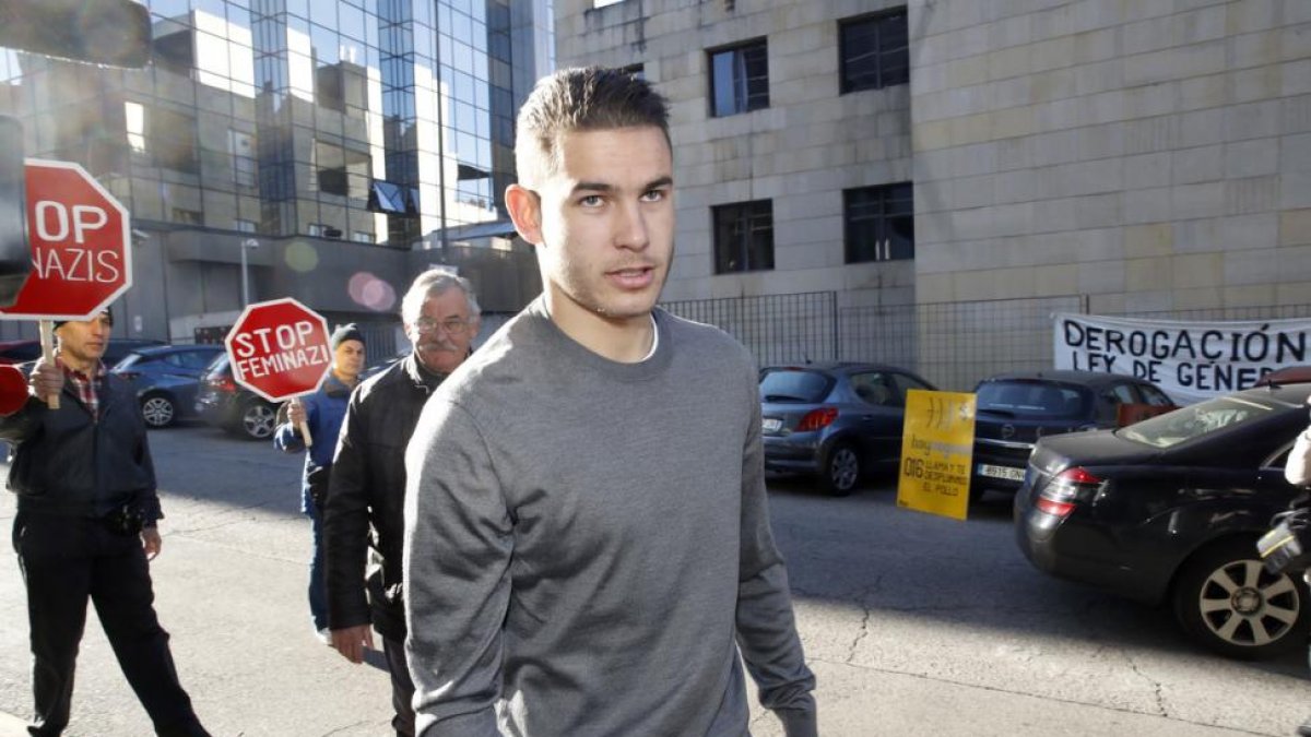 Lucas Hernández, a su llegada a los juzgados.