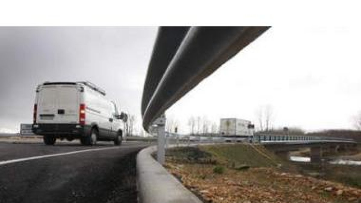 Varios conductores inauguraron ayer la nueva variante de Carrizo que ya está abierta al tráfico, des