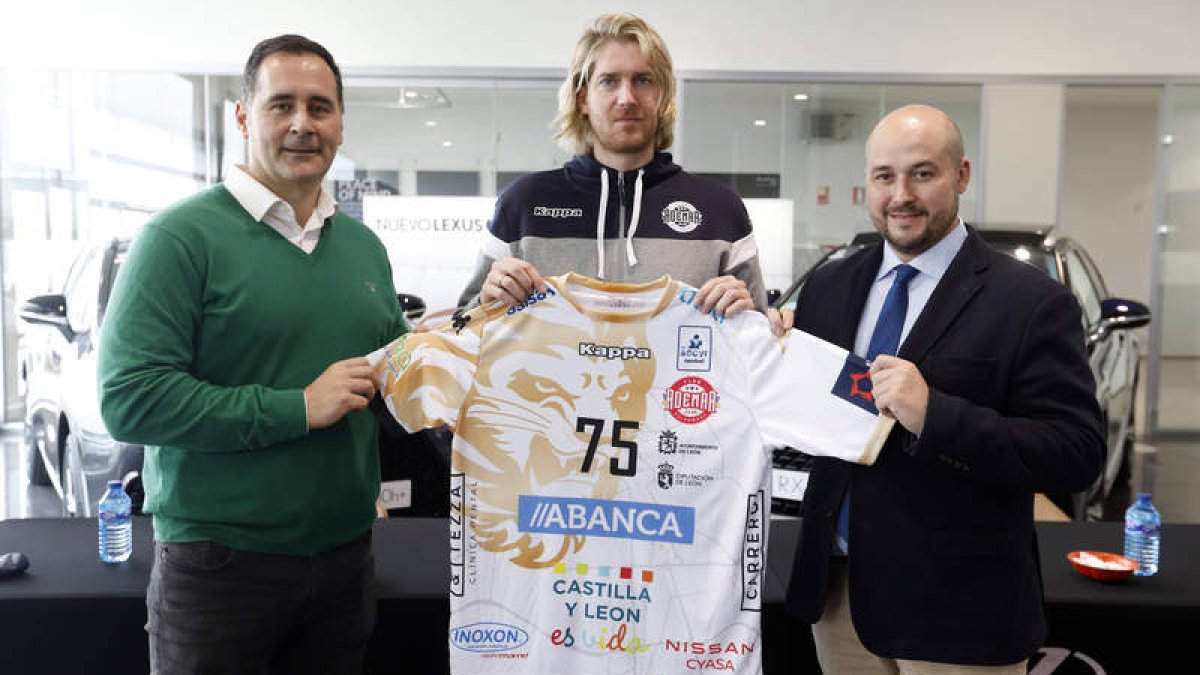 Aidenas Malasinskas, que lucirá el dorsal 75, escoltado por Javier Buján (Ademar) y Andrés Tejerina (Lexus León). MARCIANO PÉREZ