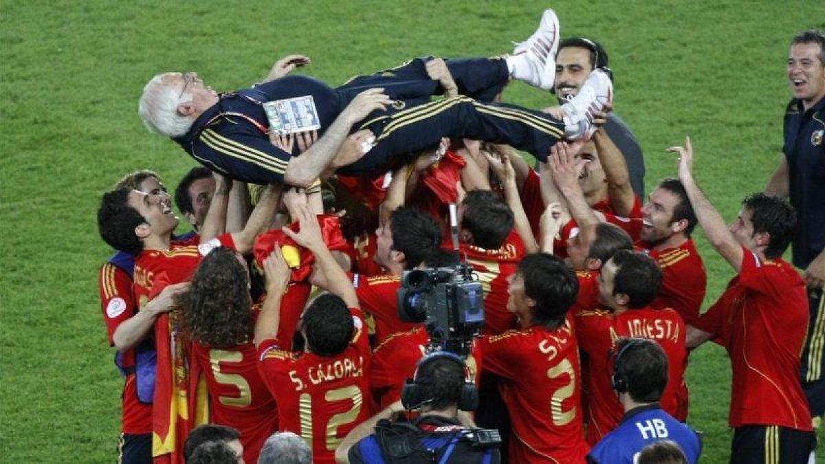 Los jugadores de la selección española mantean a Luis Aragonés tras conquistar el título de la Eurocopa del 2008 en Viena.