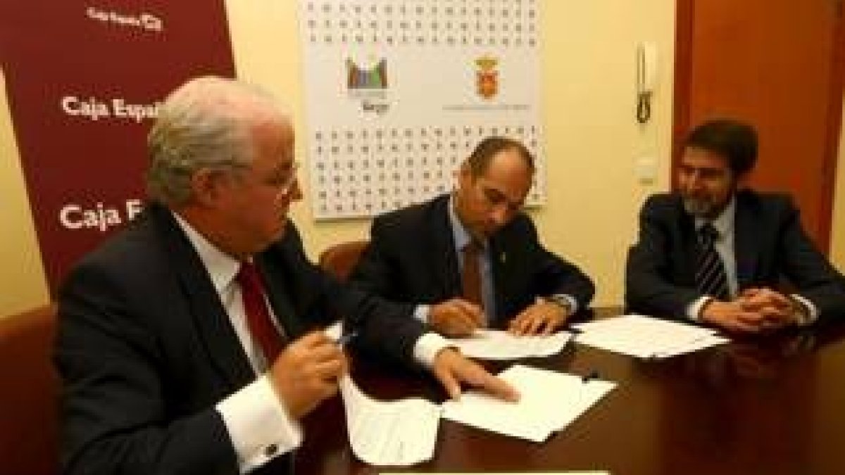 El jefe de zona de Caja España, Pedro Brasa, Celemín y José Ramón González, de la entidad de ahorro
