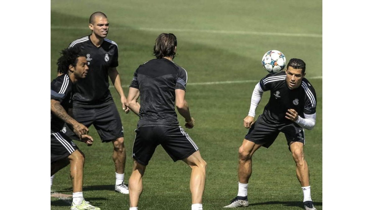 Los jugadores del Madrid Marcelo, Pepe, Bale y Cristiano Ronaldo durante el entrenamiento.